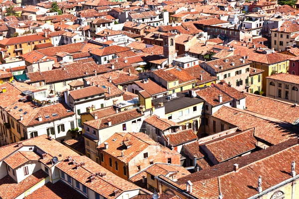 Panorama van de prachtige Italiaanse stad verona van torre dei lam — Stockfoto