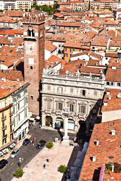 Torre dei lamberti auf der piazza delle erbe, verona — Stockfoto