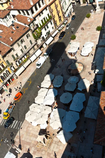 Cieniu torre dei lamberti na placu piazza dei miracoli — Zdjęcie stockowe