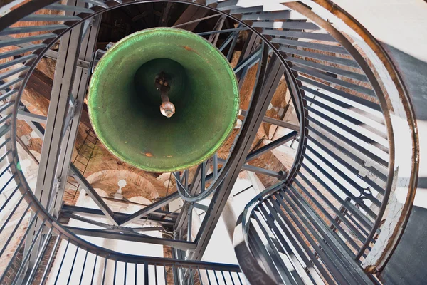 Cloche dans le clocher Torre dei Lamberti — Photo