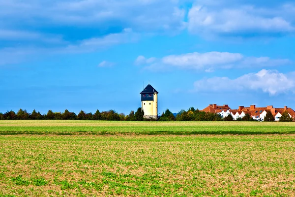 Settlement beside an old watertower — Stock Photo, Image