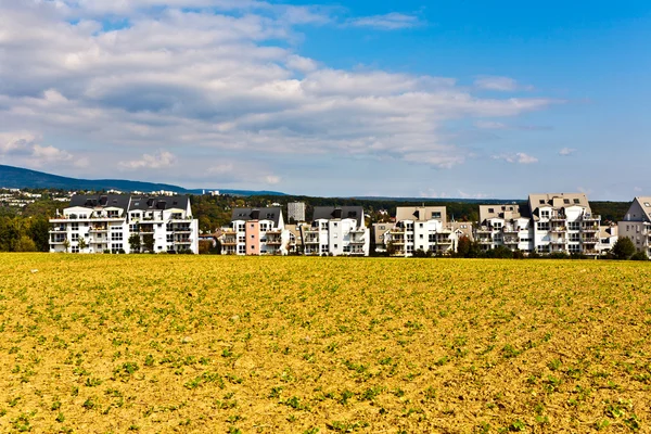 Siedlung am Feldrand — Stockfoto