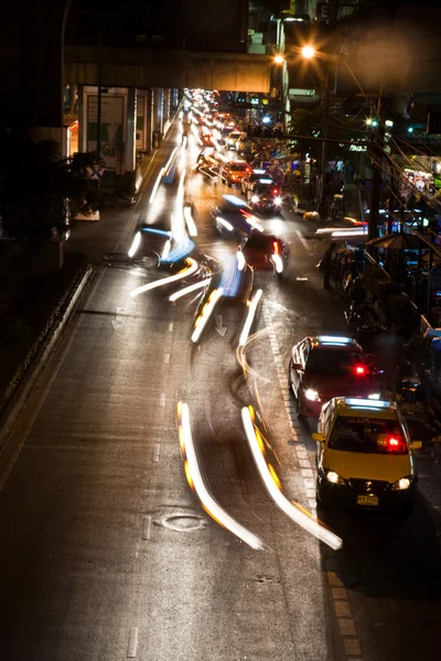Haz de luz en la noche de los coches en la carretera principal — Foto de Stock