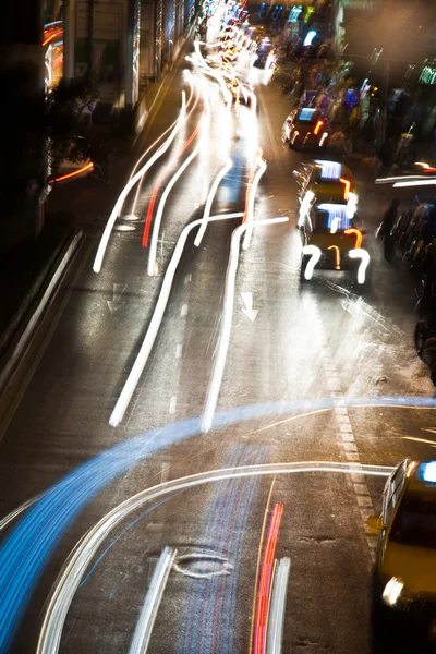 Ljusstrålen på natten från bilar på vägen — Stockfoto