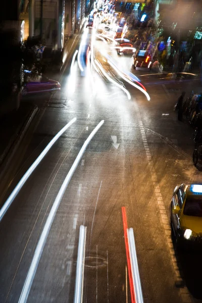 Lichtkegel in der Nacht von Autos an der Hauptstraße — Stockfoto