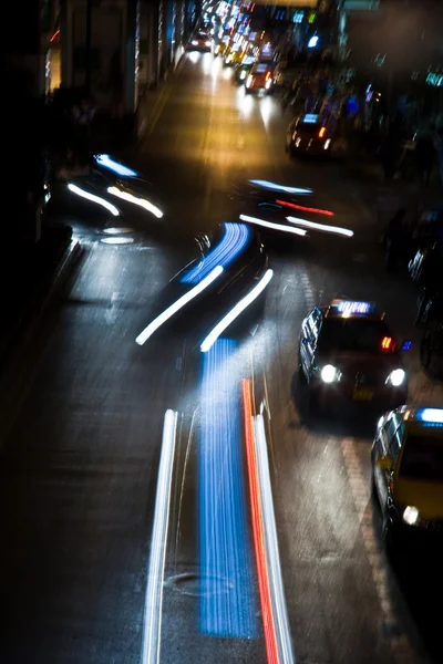 Gece araba anayola gelen ışık demeti — Stok fotoğraf