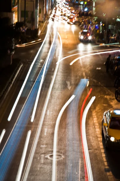 Δέσμη φωτός τη νύχτα από αυτοκίνητα στον κεντρικό δρόμο — Φωτογραφία Αρχείου