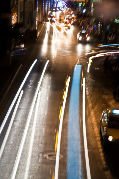 幹線道路で車から夜に光のビーム — ストック写真