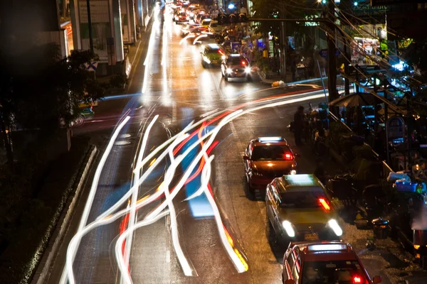 Faisceau lumineux la nuit des voitures sur la route principale — Photo