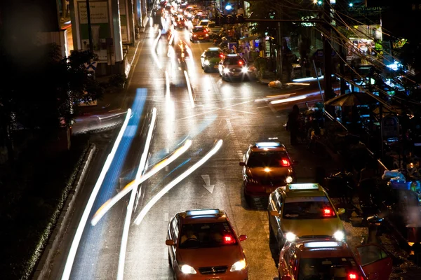 Gece araba anayola gelen ışık demeti — Stok fotoğraf