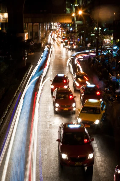 Feixe de luz à noite de carros na estrada principal — Fotografia de Stock