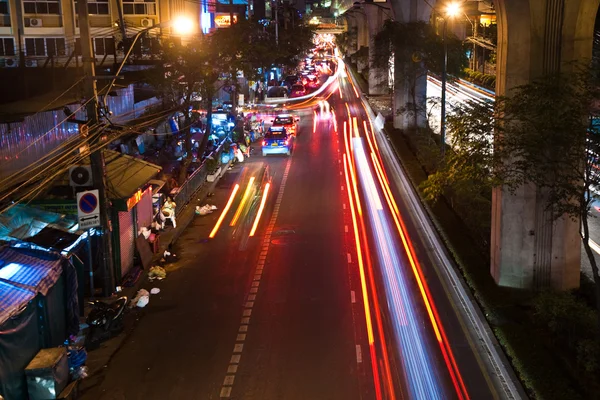 Lichtkegel in der Nacht von Autos an der Hauptstraße — Stockfoto