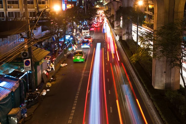 Ljusstrålen på natten från bilar på vägen — Stockfoto