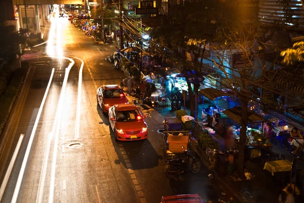 Haz de luz en la noche de los coches en la carretera principal —  Fotos de Stock