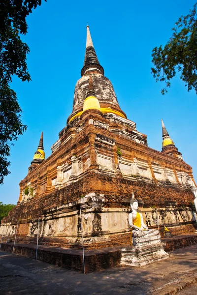Sochy Buddhy v chrámu wat yai chai mongkol — Stock fotografie