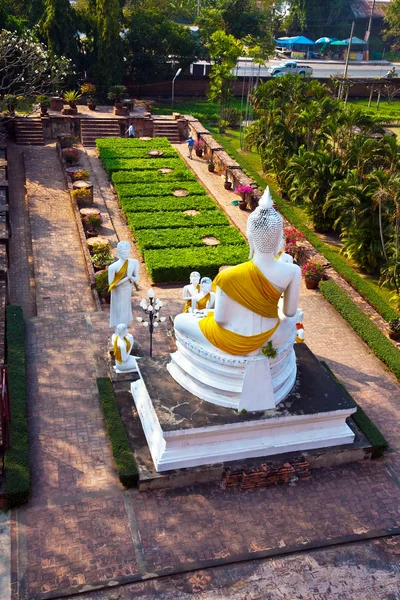 Статуи Будды в храме Ват Яй Чай Монгколь в Аюттхай — стоковое фото