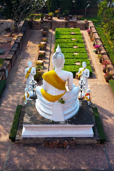 Estatuas de Buda en el templo de Wat Yai Chai Mongkol en Ayutthay — Foto de Stock
