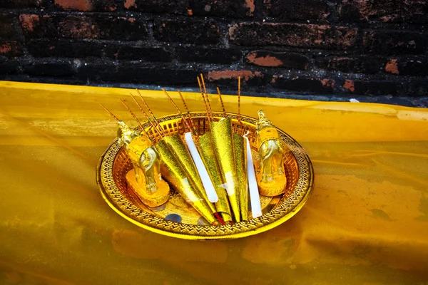Oblazioni, offerte sacrificali per il Signore Buddha al tempio — Foto Stock