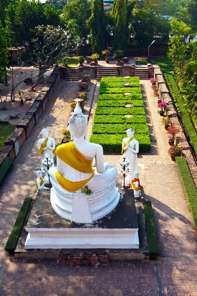 Usměrnění obětoval, obětní nabídky pro lorda Buddhy v chrámu — Stock fotografie
