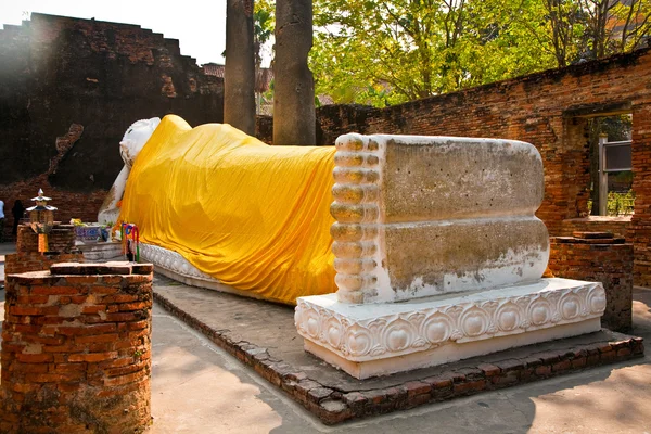 Ležící buddha na sobě Žlutý šátek v chrámu wat yai chai-mong — Stock fotografie