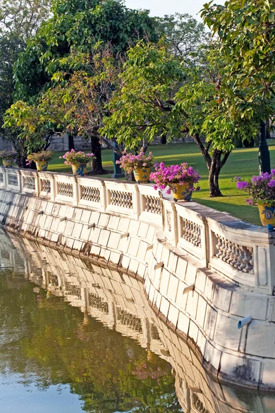 Мост во дворце Банг Па Ин — стоковое фото