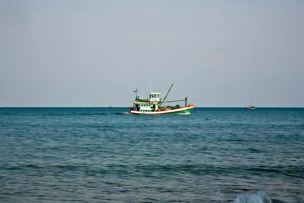 Деревянная рыбацкая лодка в прекрасном свете — стоковое фото
