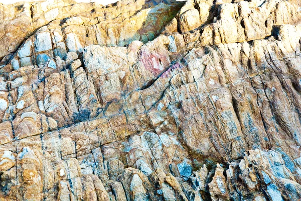 Schöne Steine am Strand mit interessanter harmonischer Struktur — Stockfoto