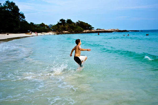 Çocuk açık sıcak su güzel sahilde zevk ama — Stok fotoğraf