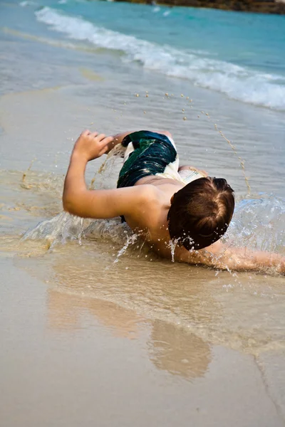 Genç çocuk sahilde yatan ve sıcaklığını, zevk — Stok fotoğraf