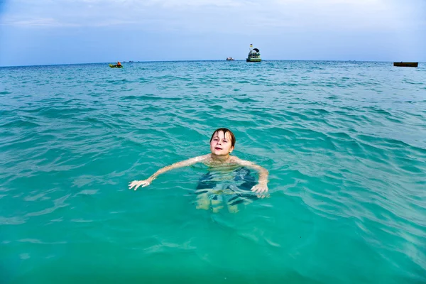 Kleiner Junge schwimmt im warmen klaren Meer und genießt die Vác — Stockfoto