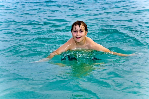 Kleiner Junge schwimmt im warmen klaren Meer und genießt die Vác — Stockfoto