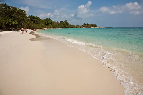 Schöner Strand mit feinem weißen Sand und Bäumen und blauem Meer mit — Stockfoto