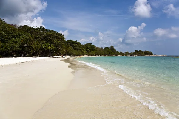 Piękna plaża z drobnym białym piaskiem i drzew i błękitne morze z — Zdjęcie stockowe