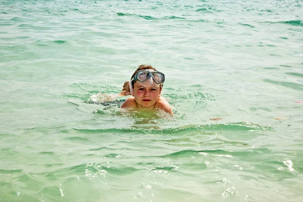 Mutlu çocuk kahverengi saçlı güzel yüzme sever — Stok fotoğraf