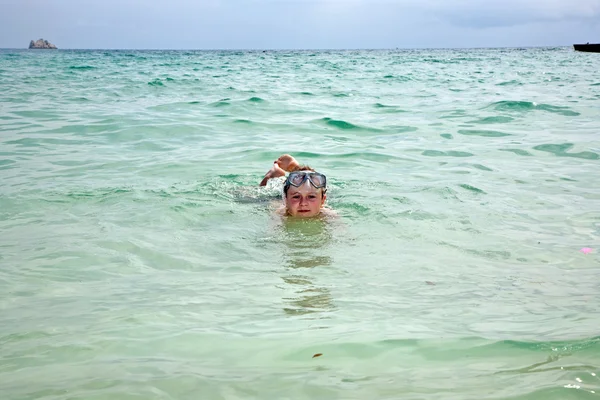 Νεαρό αγόρι ευτυχής με καστανά μαλλιά απολαμβάνει κολύμπι στην όμορφη — Φωτογραφία Αρχείου