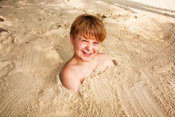 棕色的头发年轻快乐男孩喜欢在美丽游泳 — 图库照片
