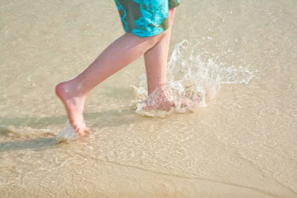 Correndo pés na praia — Fotografia de Stock