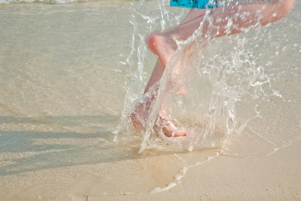 Courir les pieds à la plage — Photo