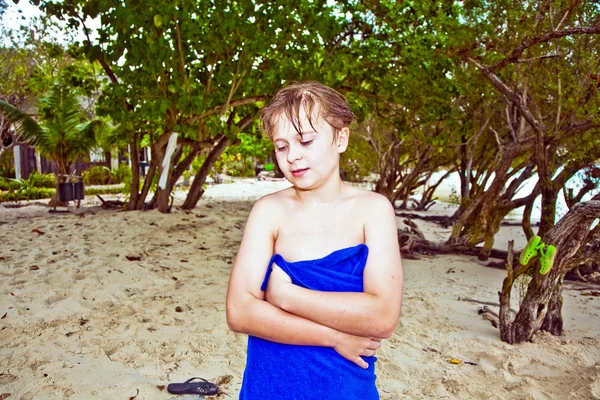 Νεαρό αγόρι στην παραλία χαμογελαστός και αυτο αυτοπεποίθηση — Φωτογραφία Αρχείου