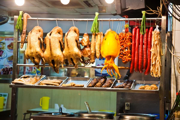 Çin açık hava restoranında leziz yemekler sunulmaktadır — Stok fotoğraf