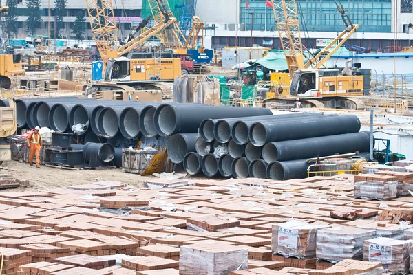 Enormes tuberías de agua se almacenan en el sitio de construcción —  Fotos de Stock