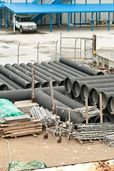 Tubos de água enormes são armazenados no local de construção — Fotografia de Stock