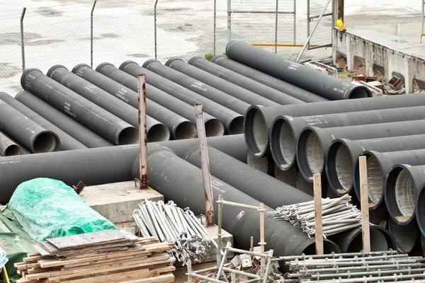 Riesige Wasserleitungen werden auf der Baustelle gelagert — Stockfoto