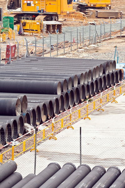 огромные водопроводы хранятся на строительной площадке
