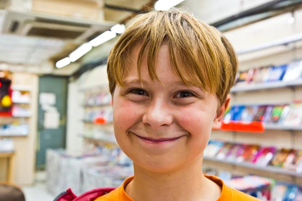Niño feliz sonríe por toda la cara y se ve seguro de sí mismo —  Fotos de Stock