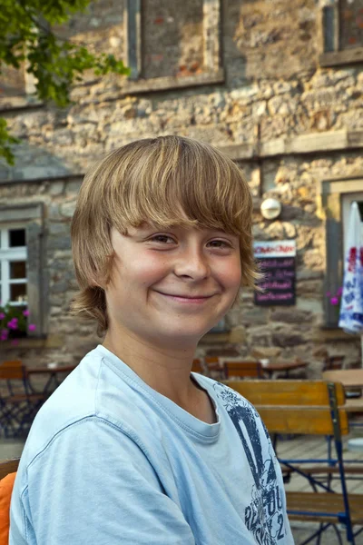 Νεαρό αγόρι που αναζητούν αυτοπεποίθηση και χαμόγελα — Φωτογραφία Αρχείου