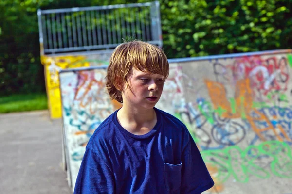 Porträtt av ung pojke svettning efter sport — Stockfoto