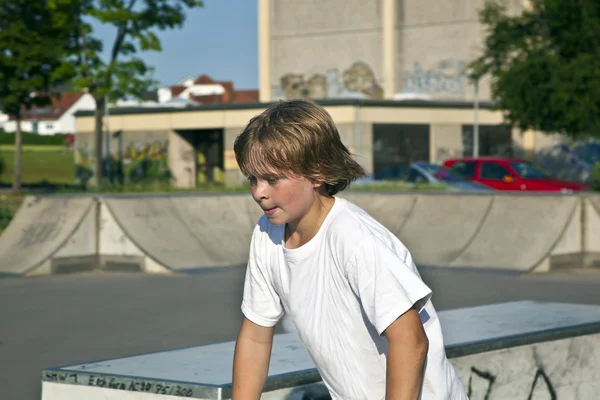 Мальчик на скутере в действии — стоковое фото