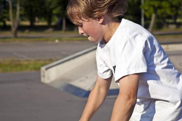 男孩用滑板车在行动 — 图库照片