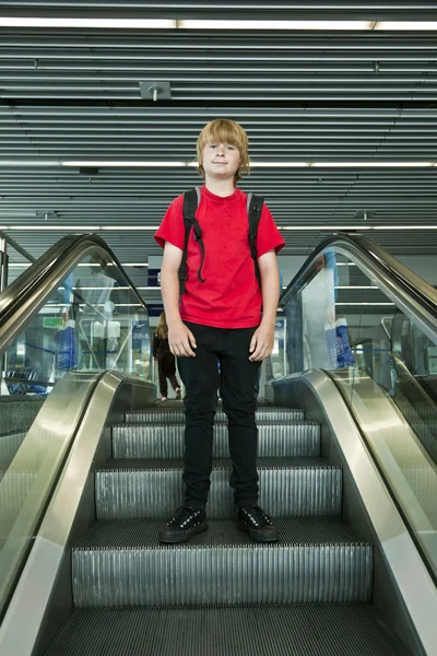 Chłopiec na ruchomych schodów — Zdjęcie stockowe